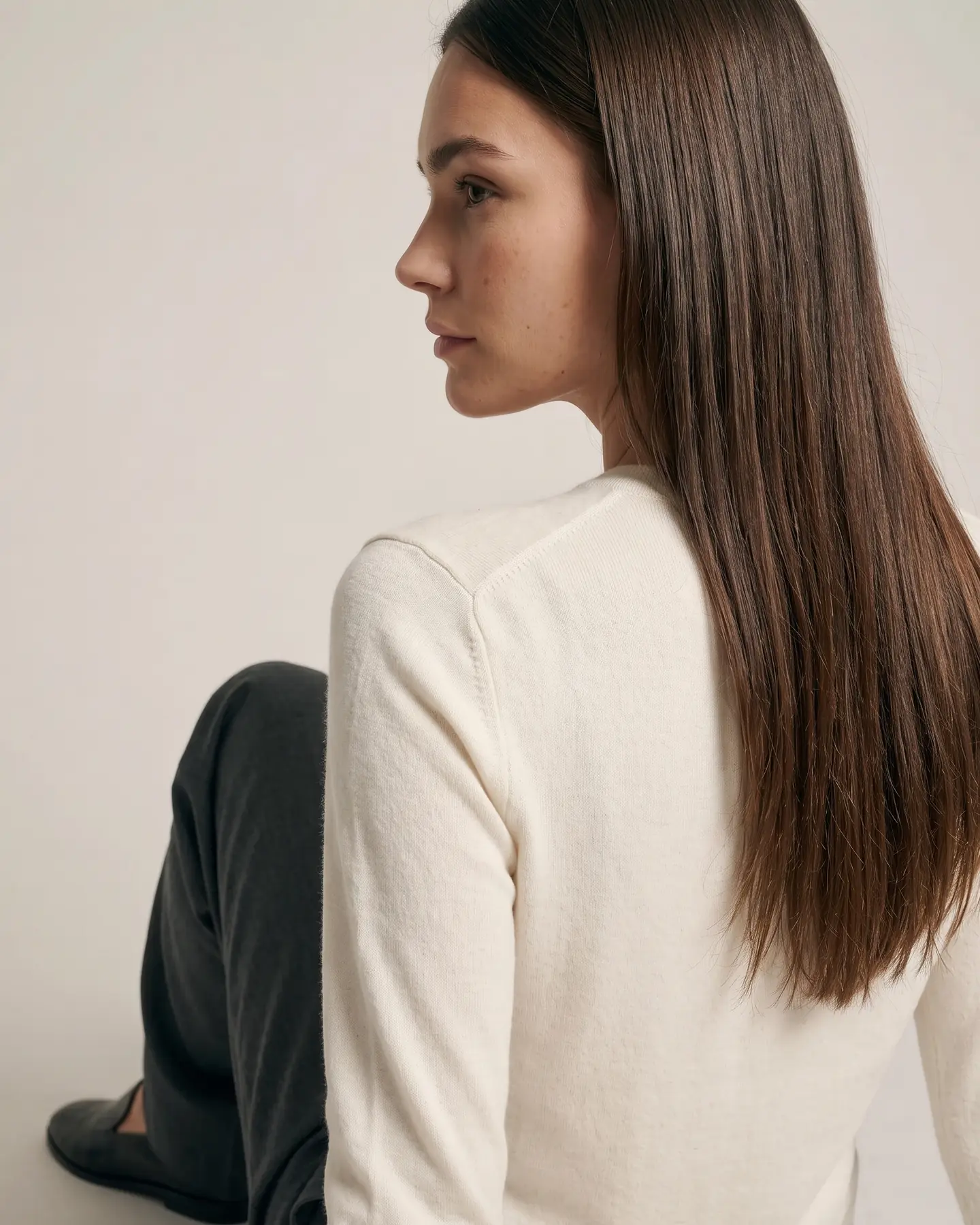 Looking back over the shoulder, the trouser held in the turn
